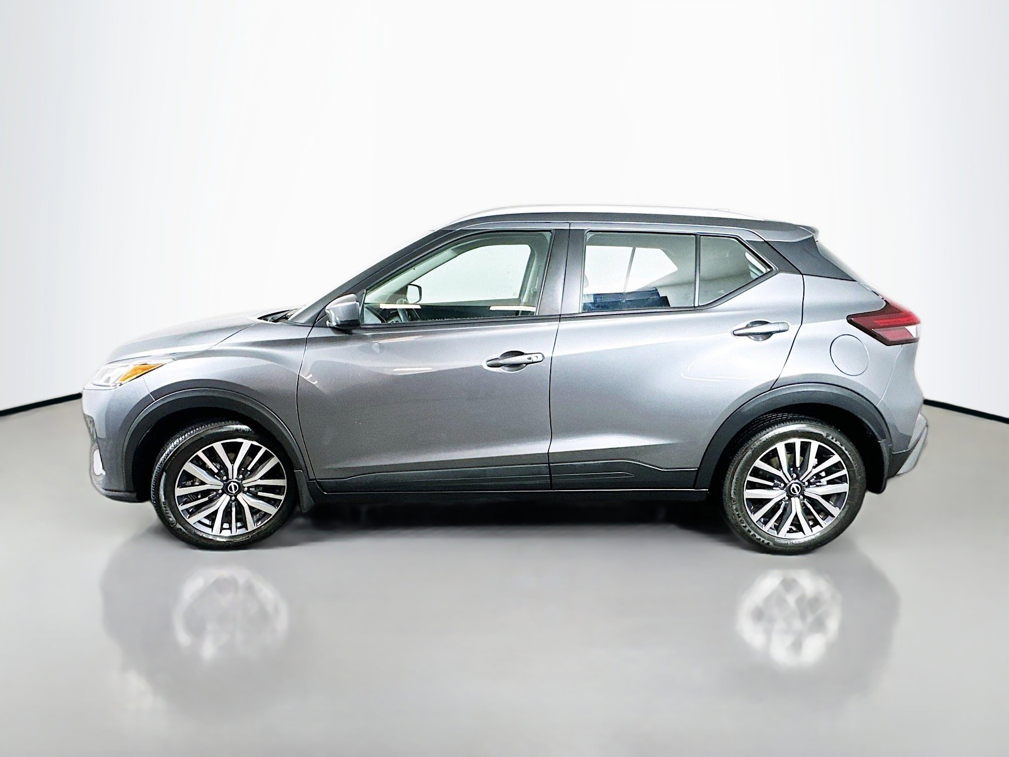 Used 2023 Nissan Kicks SV image 4