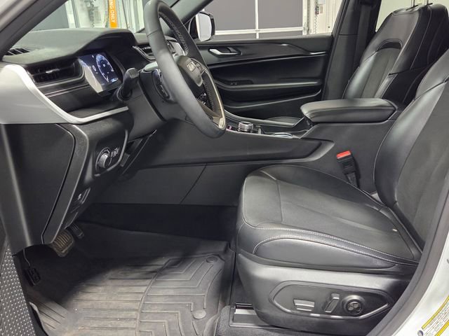 Used 2023 Jeep Grand Cherokee Altitude AWD/4WD image 5