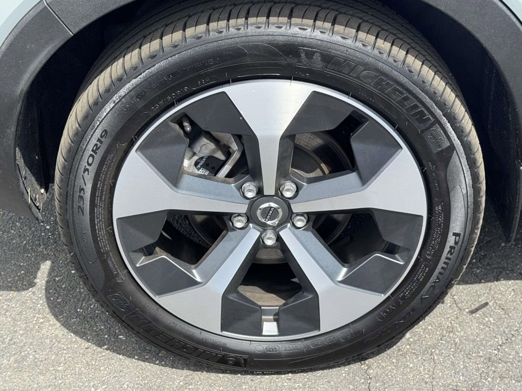 Certified 2025 Volvo XC40 B5 Plus AWD/4WD image 8