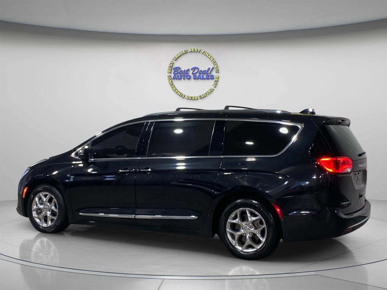 Used 2018 Chrysler Pacifica Limited w/ Advanced Safetytec Group FWD image 3