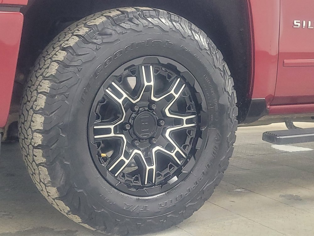 Used 2018 Chevrolet Silverado 1500 LT w/ All Star Edition image 31