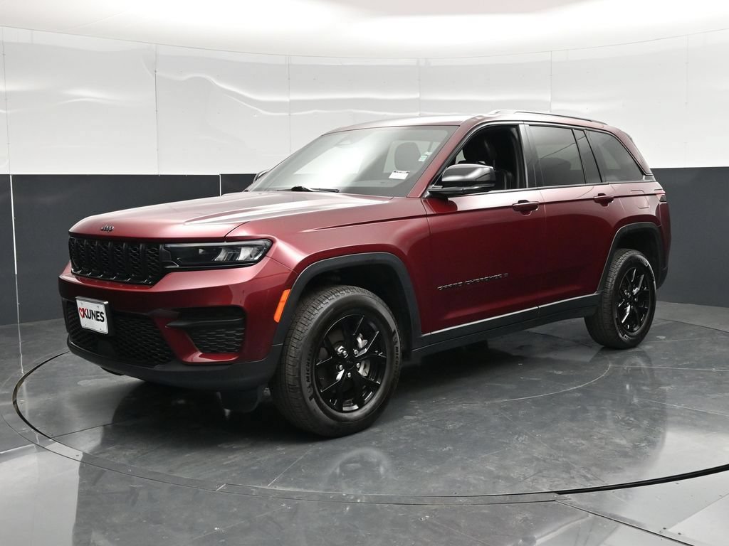 Used 2025 Jeep Grand Cherokee Altitude AWD/4WD image 7