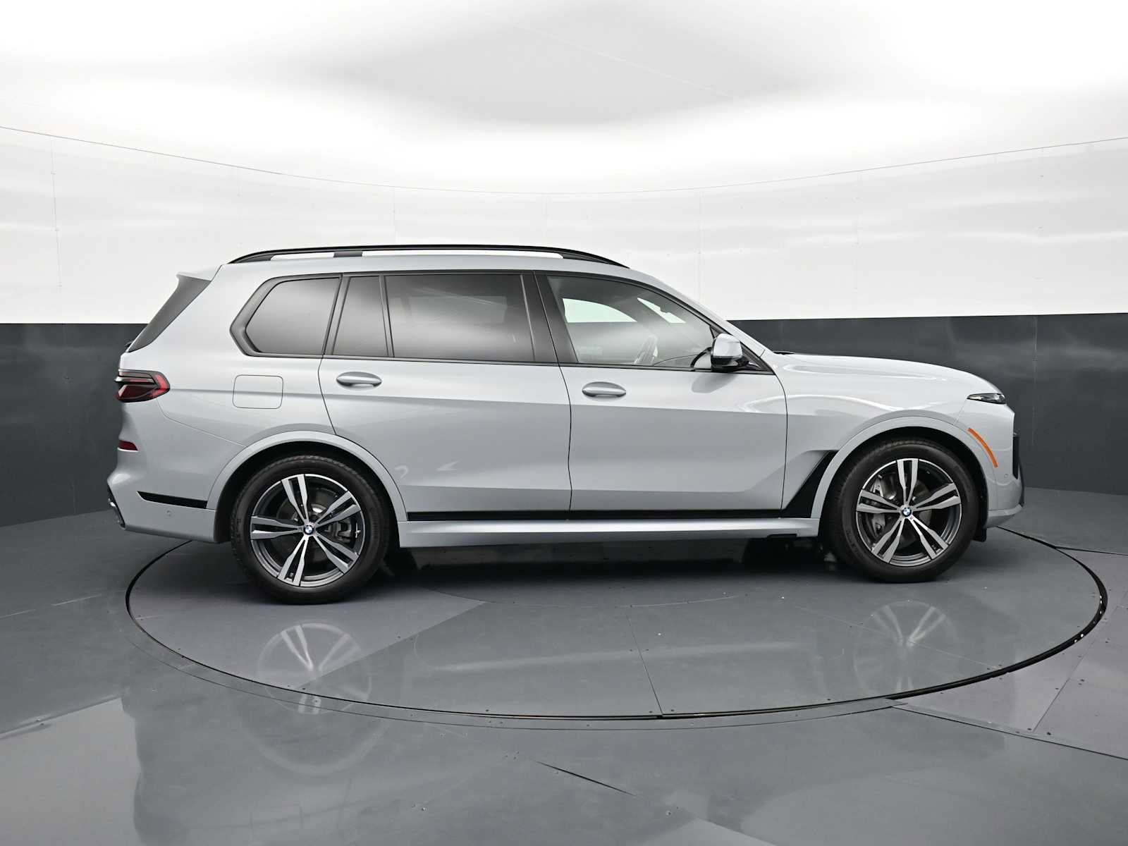 Used 2026 BMW X7 xDrive40i w/ Executive Package image 4