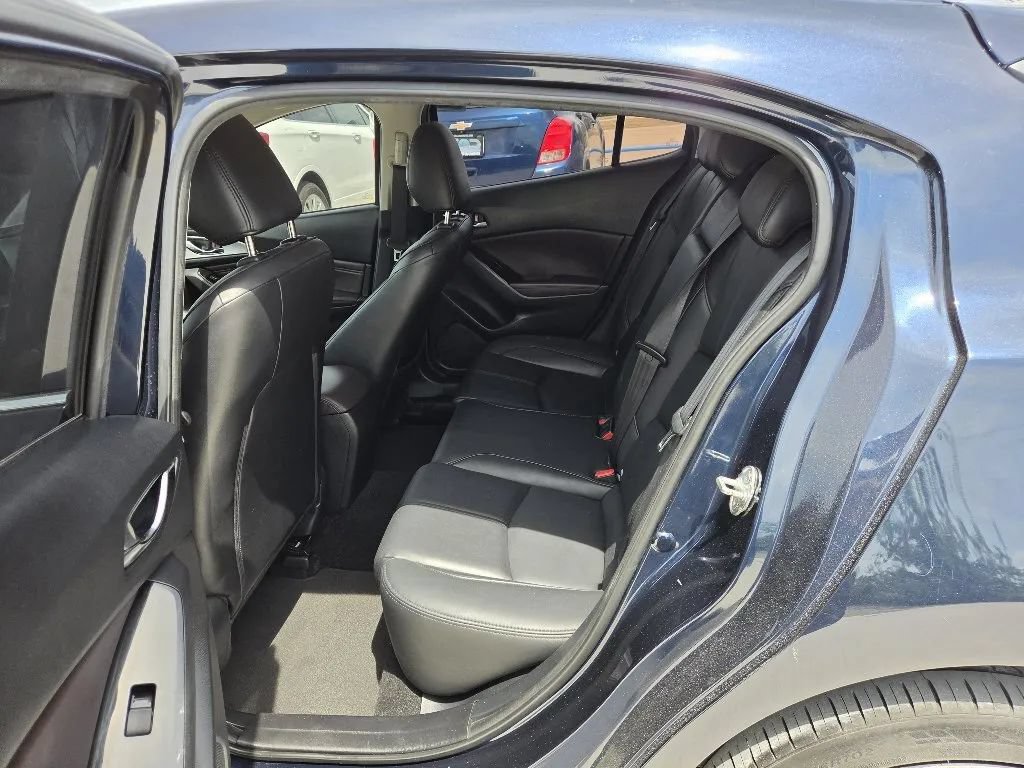 Used 2018 MAZDA MAZDA3 Touring FWD image 17