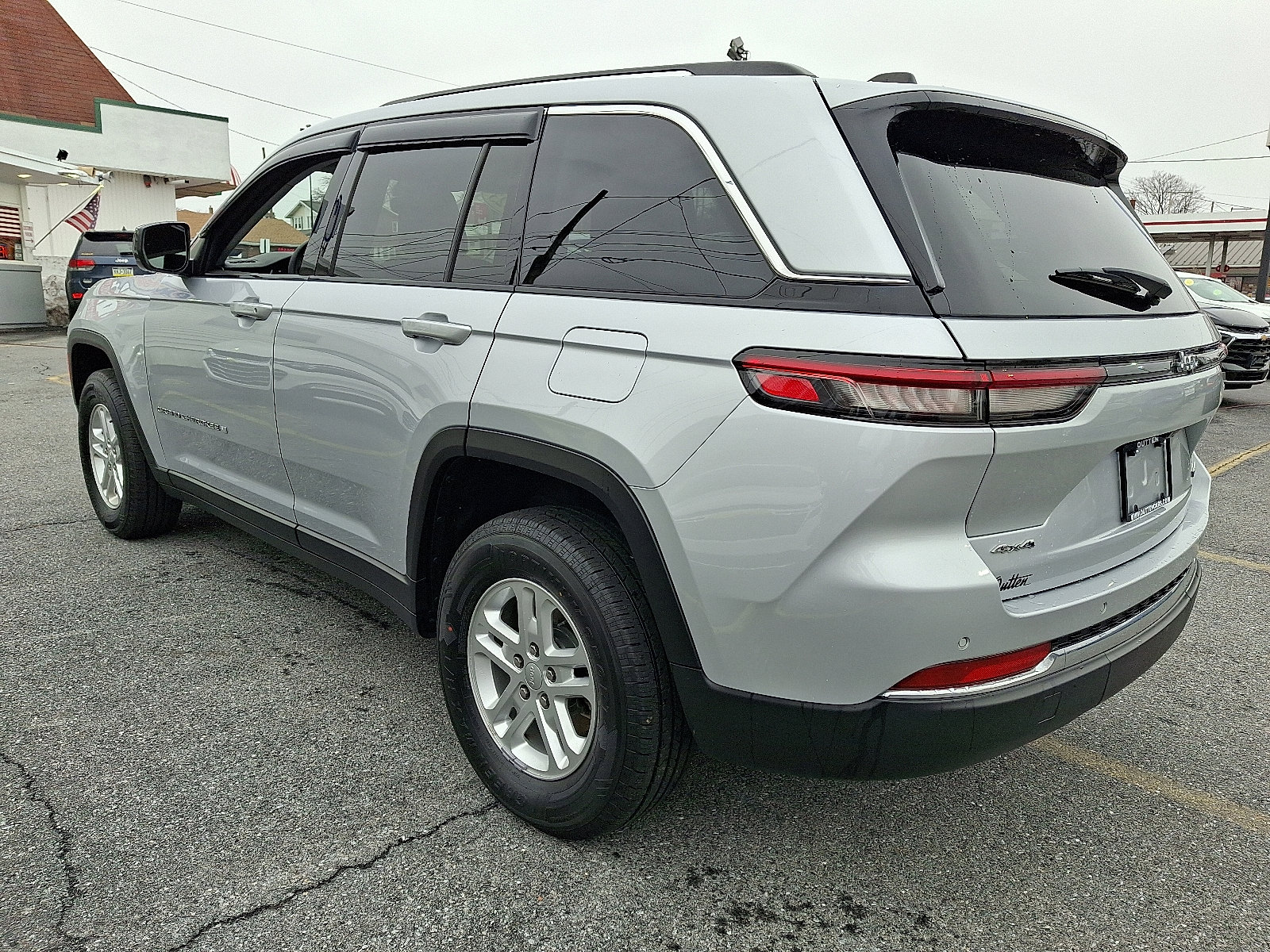 Used 2023 Jeep Grand Cherokee Laredo AWD/4WD image 3