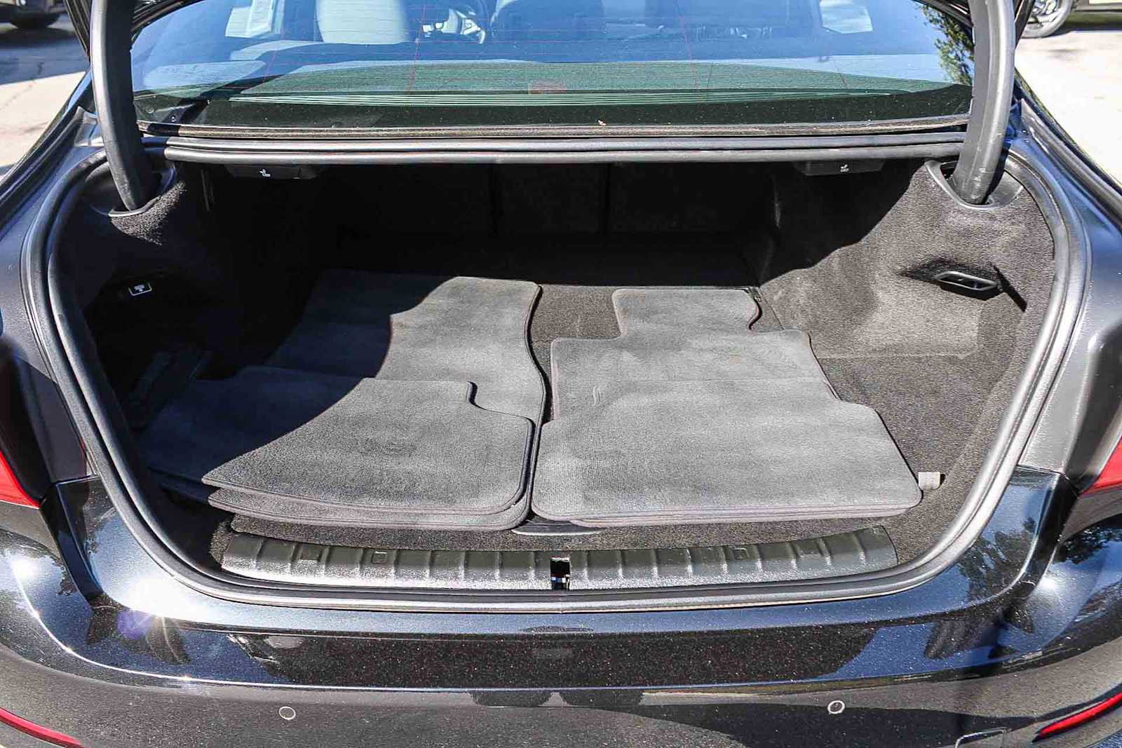 Used 2019 BMW 530e xDrive w/ Convenience Package AWD/4WD image 26