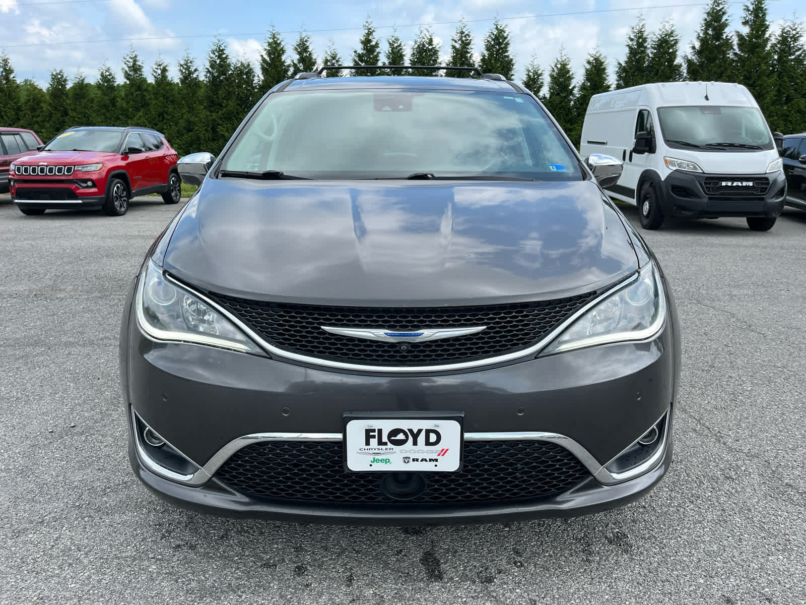Used 2018 Chrysler Pacifica Limited w/ Tire & Wheel Group FWD image 8