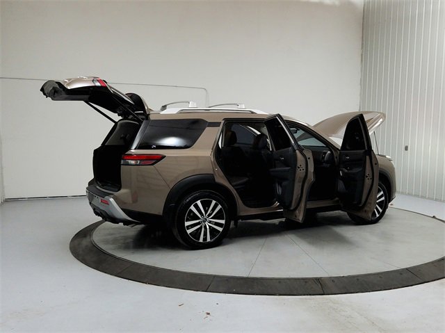 Used 2024 Nissan Pathfinder Platinum w/ Cargo Package image 15
