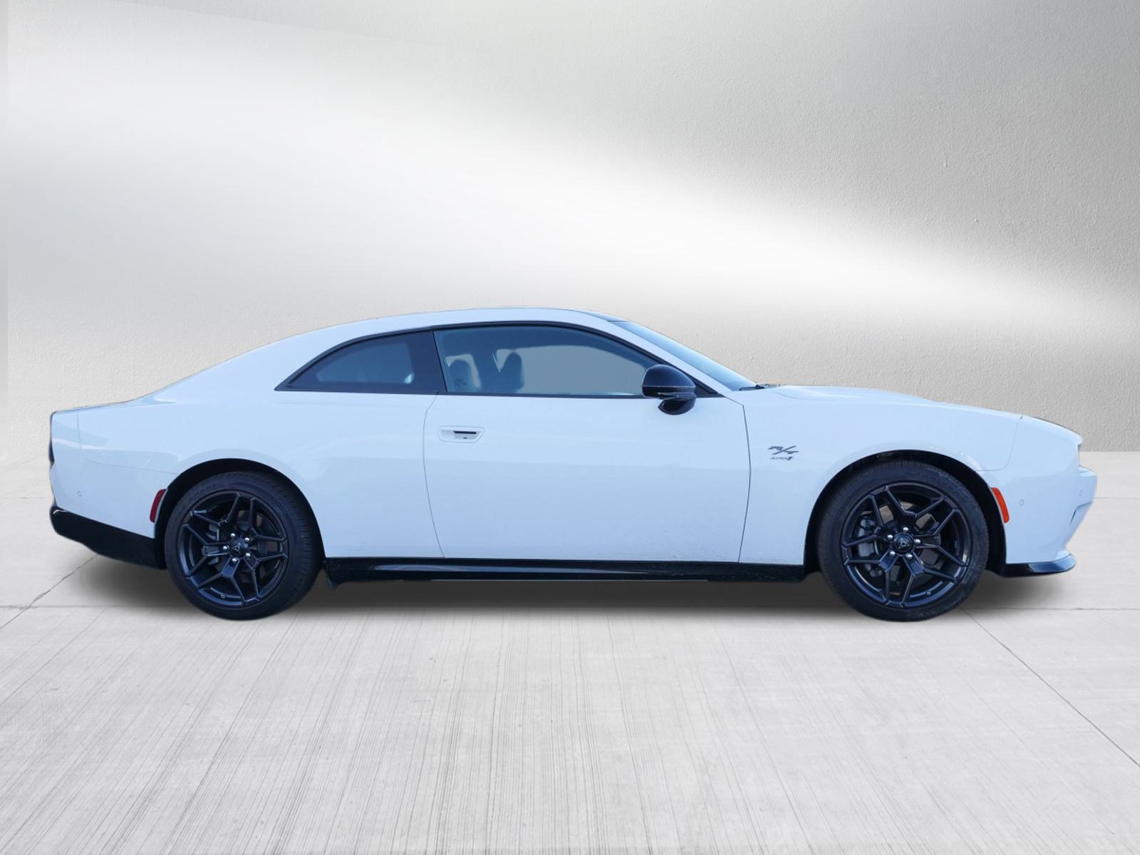 Used 2024 Dodge Charger Daytona R/T w/ Plus Group AWD/4WD image 2