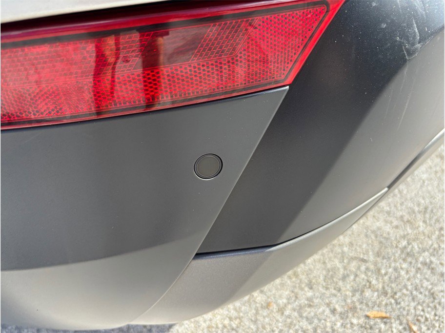 Used 2018 Land Rover Discovery SE image 15