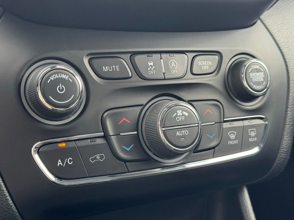 Used 2021 Jeep Cherokee Latitude Lux w/ Comfort/Convenience Group AWD/4WD image 25