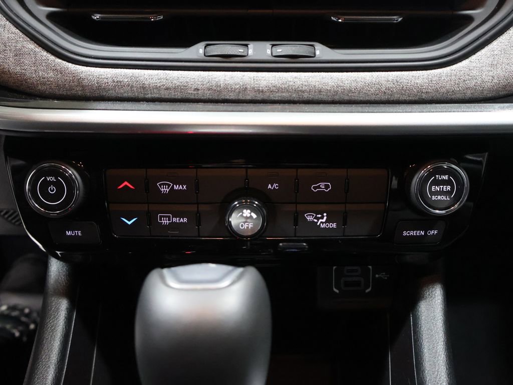 Used 2024 Jeep Compass Latitude image 30