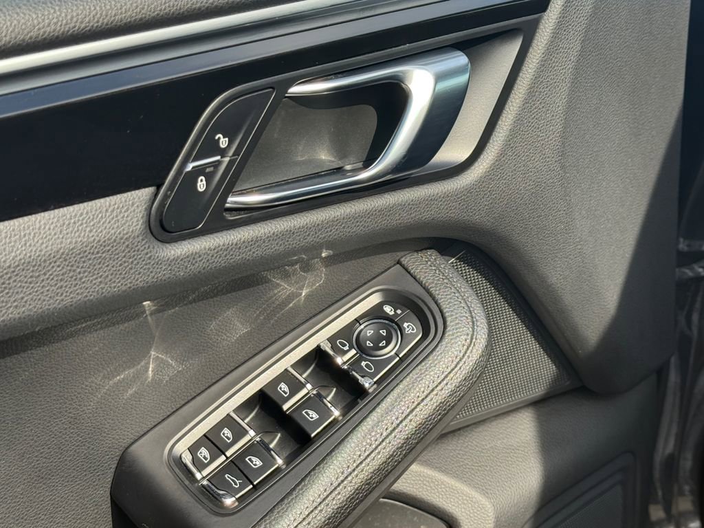 Used 2018 Porsche Macan image 9