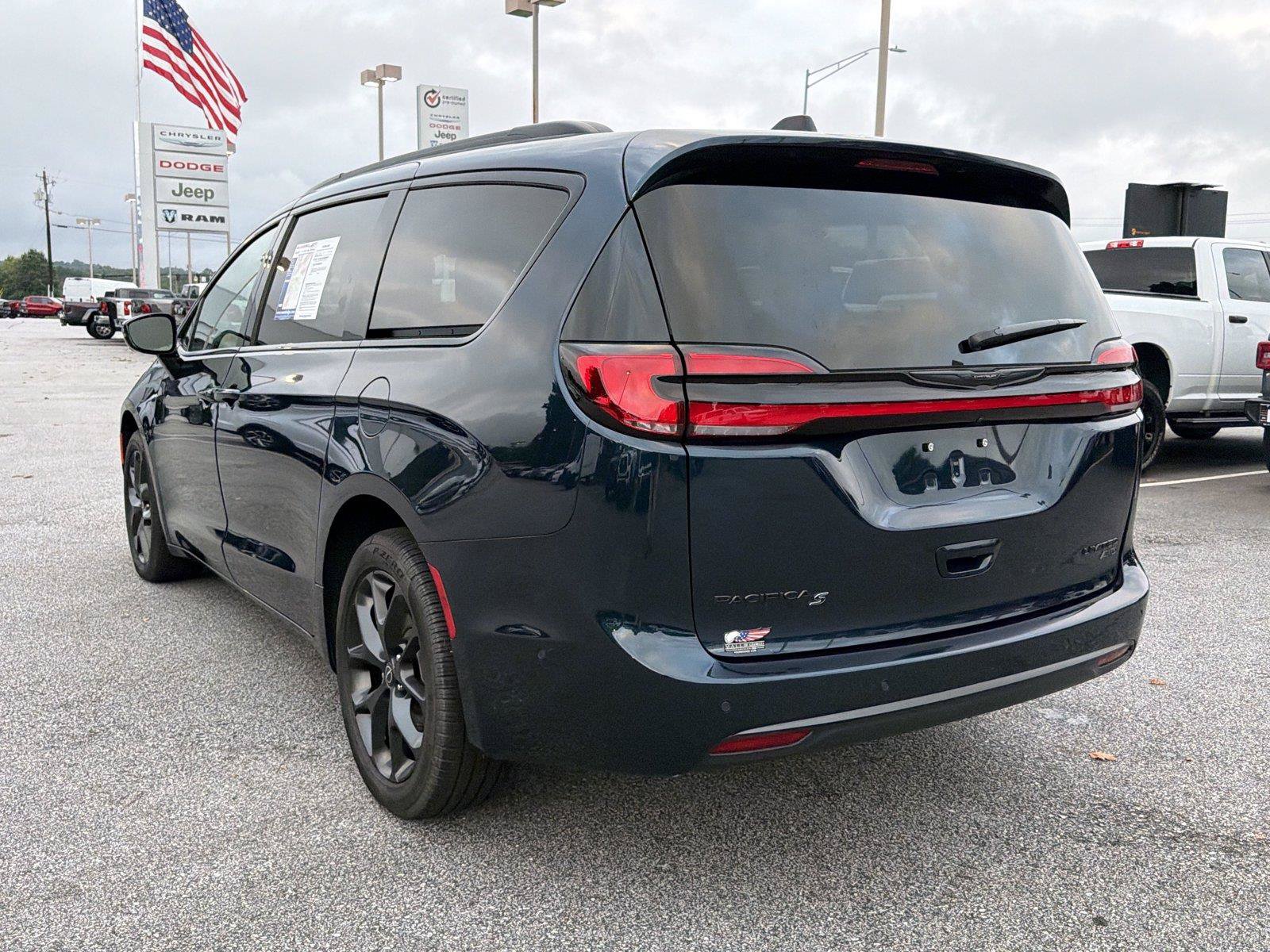 Used 2025 Chrysler Pacifica Limited AWD/4WD image 7
