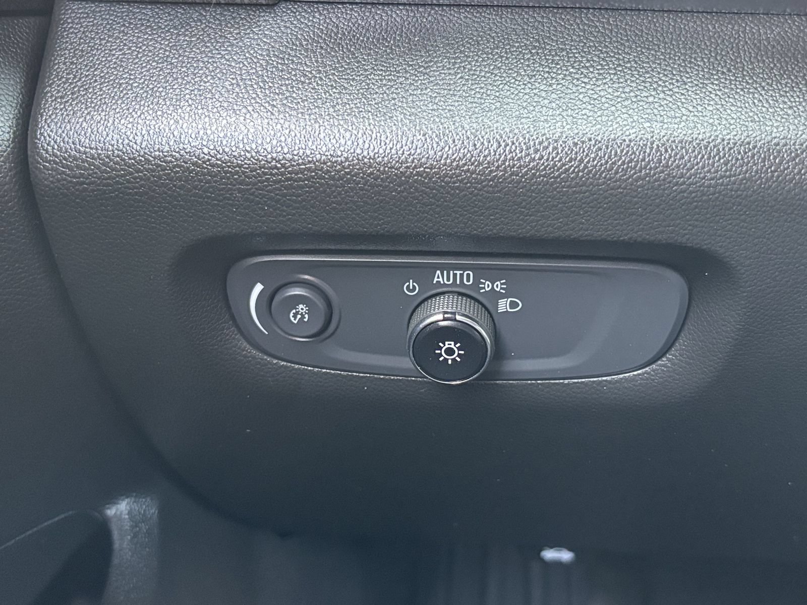 Used 2022 Chevrolet Traverse Premier w/ Redline Edition FWD image 36
