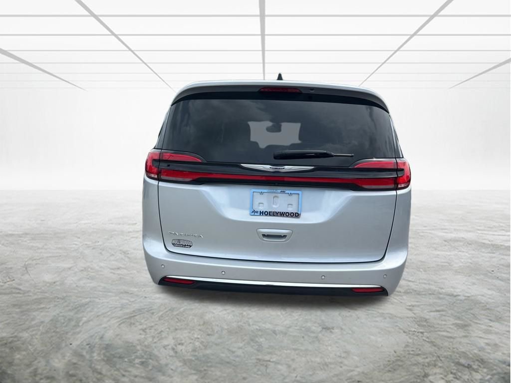 Used 2024 Chrysler Pacifica Touring-L image 5