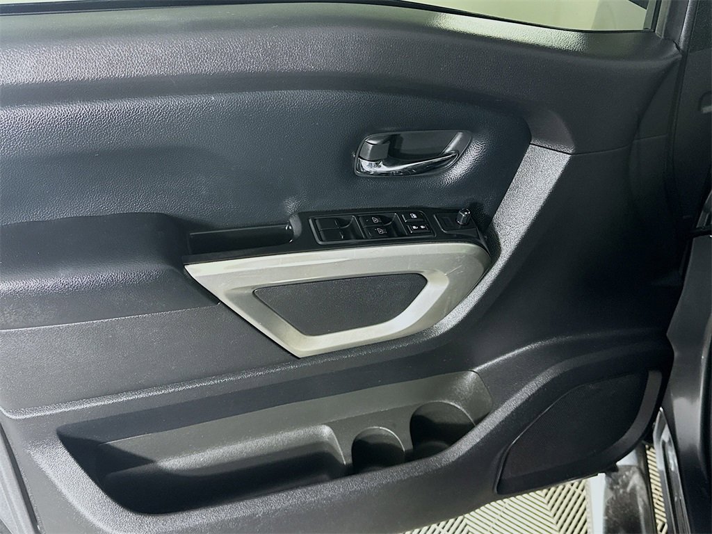 Used 2021 Nissan Titan SV w/ SV Convenience Package image 25