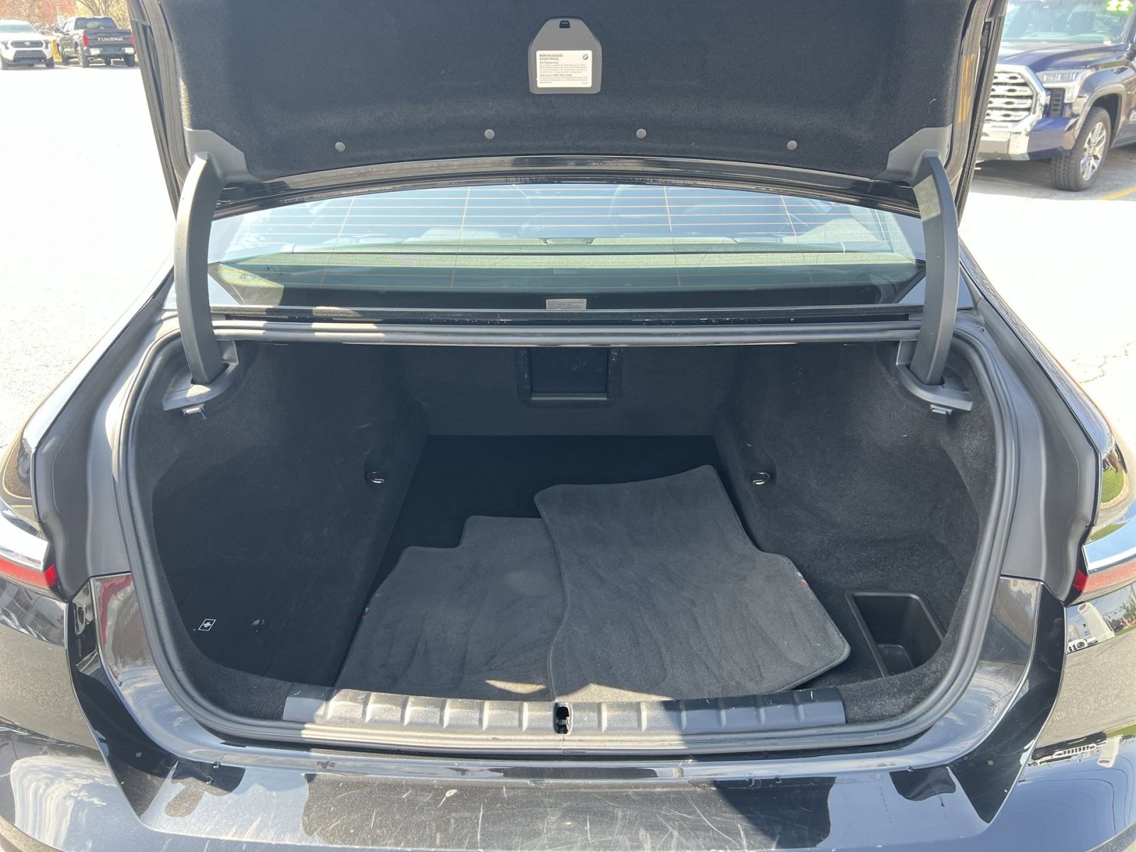 Used 2023 BMW 760i xDrive image 25