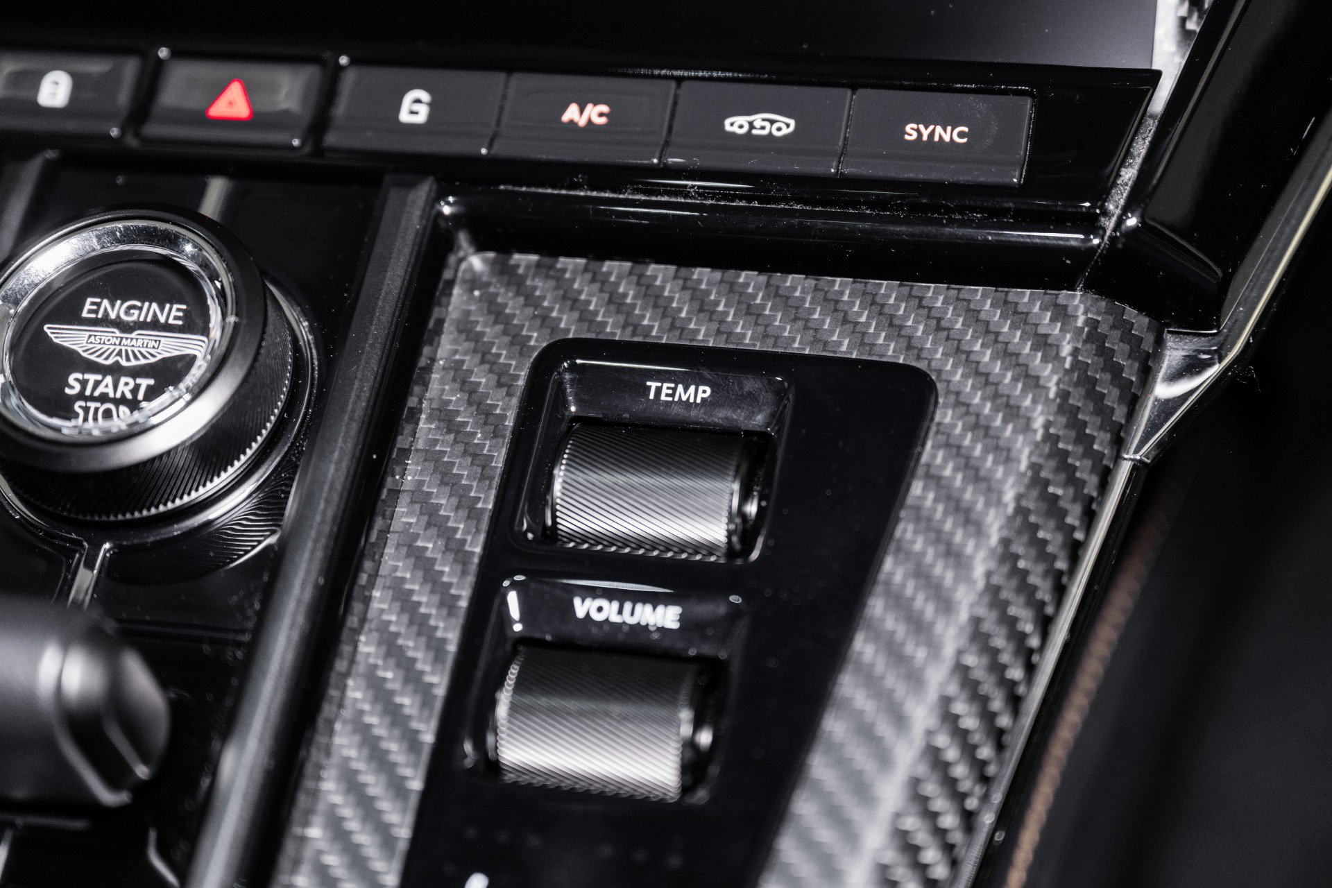 Used 2025 Aston Martin V8 Vantage Coupe image 32