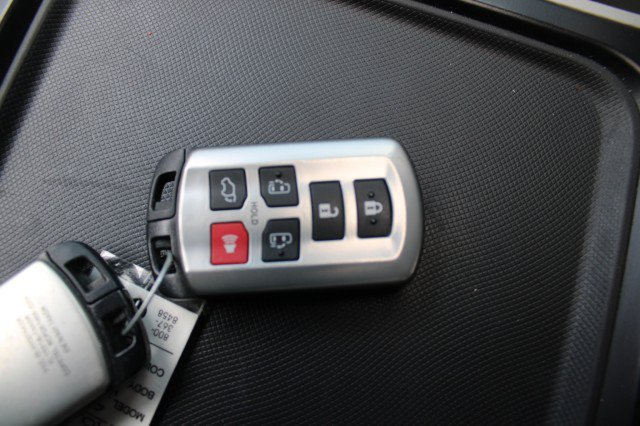 Used 2013 Toyota Sienna XLE FWD image 21