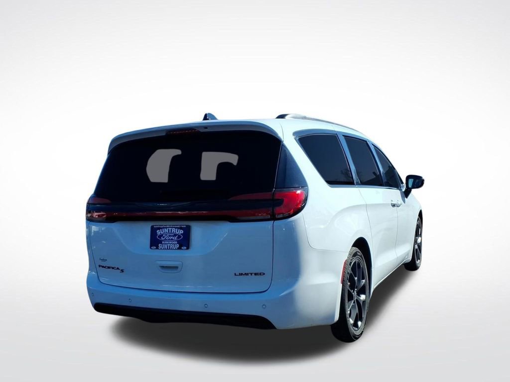 Used 2025 Chrysler Pacifica Limited image 3