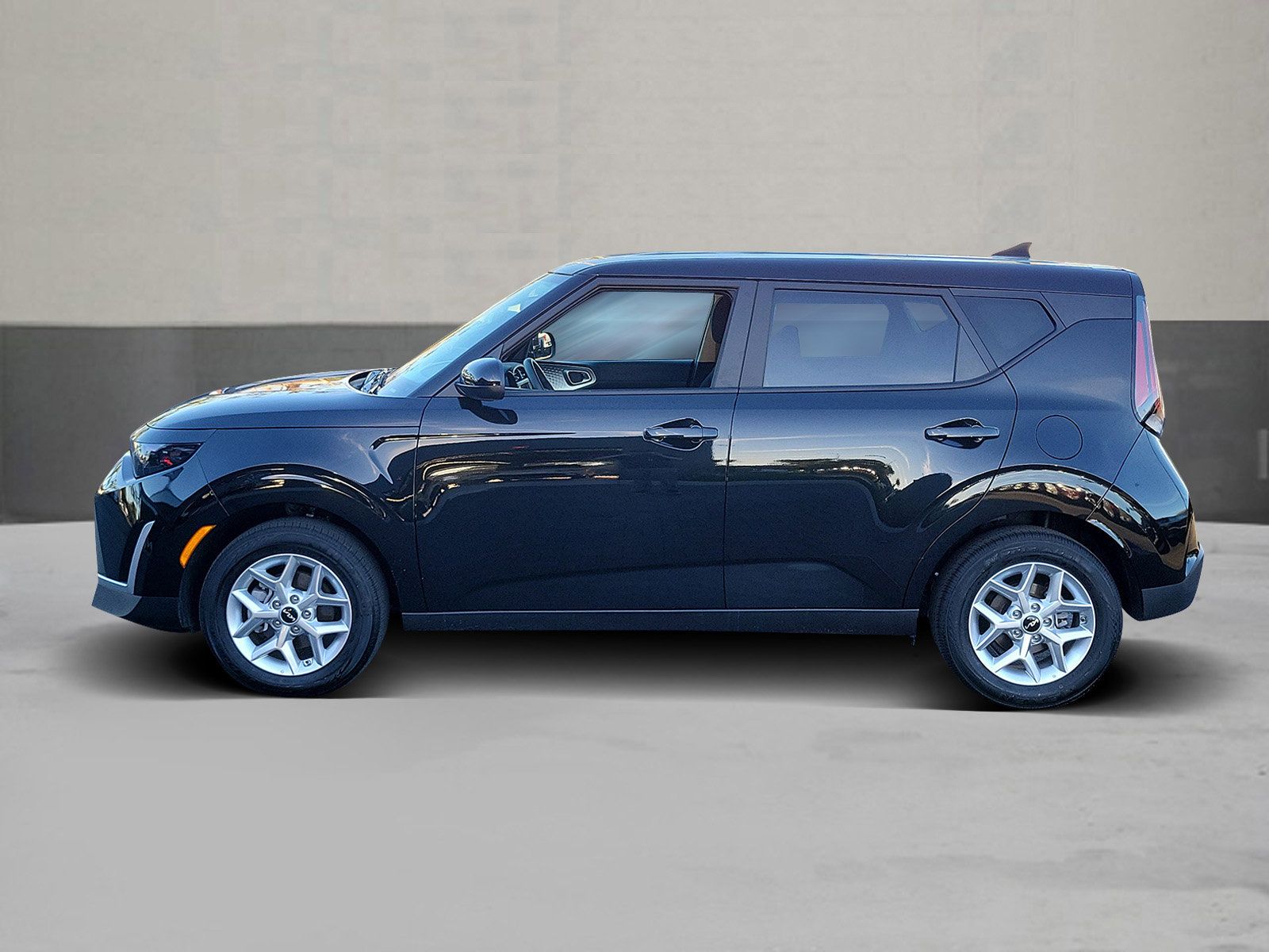 Used 2025 Kia Soul LX image 3