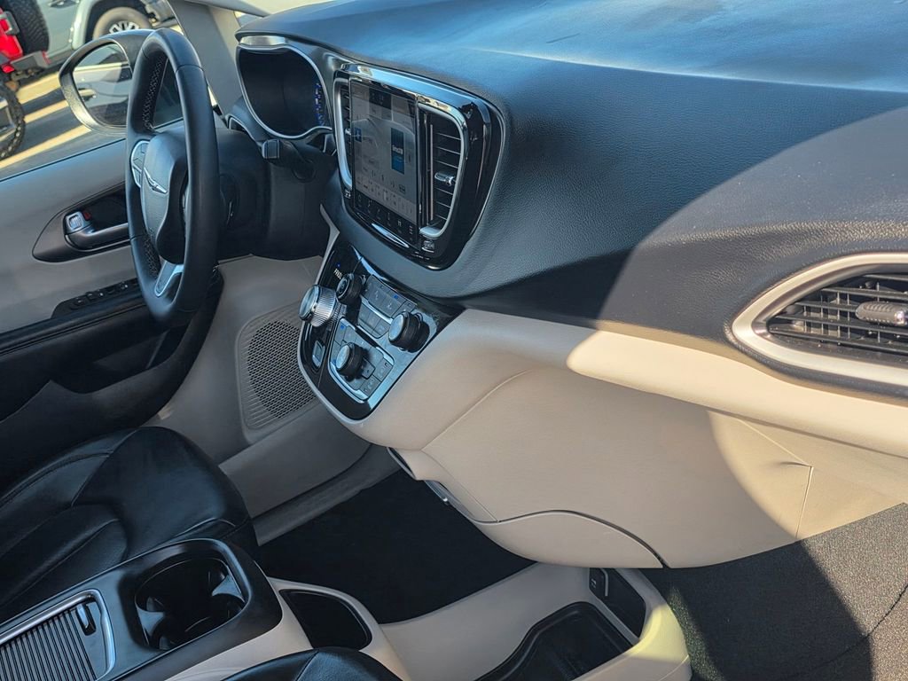 Certified 2023 Chrysler Pacifica Touring-L image 23