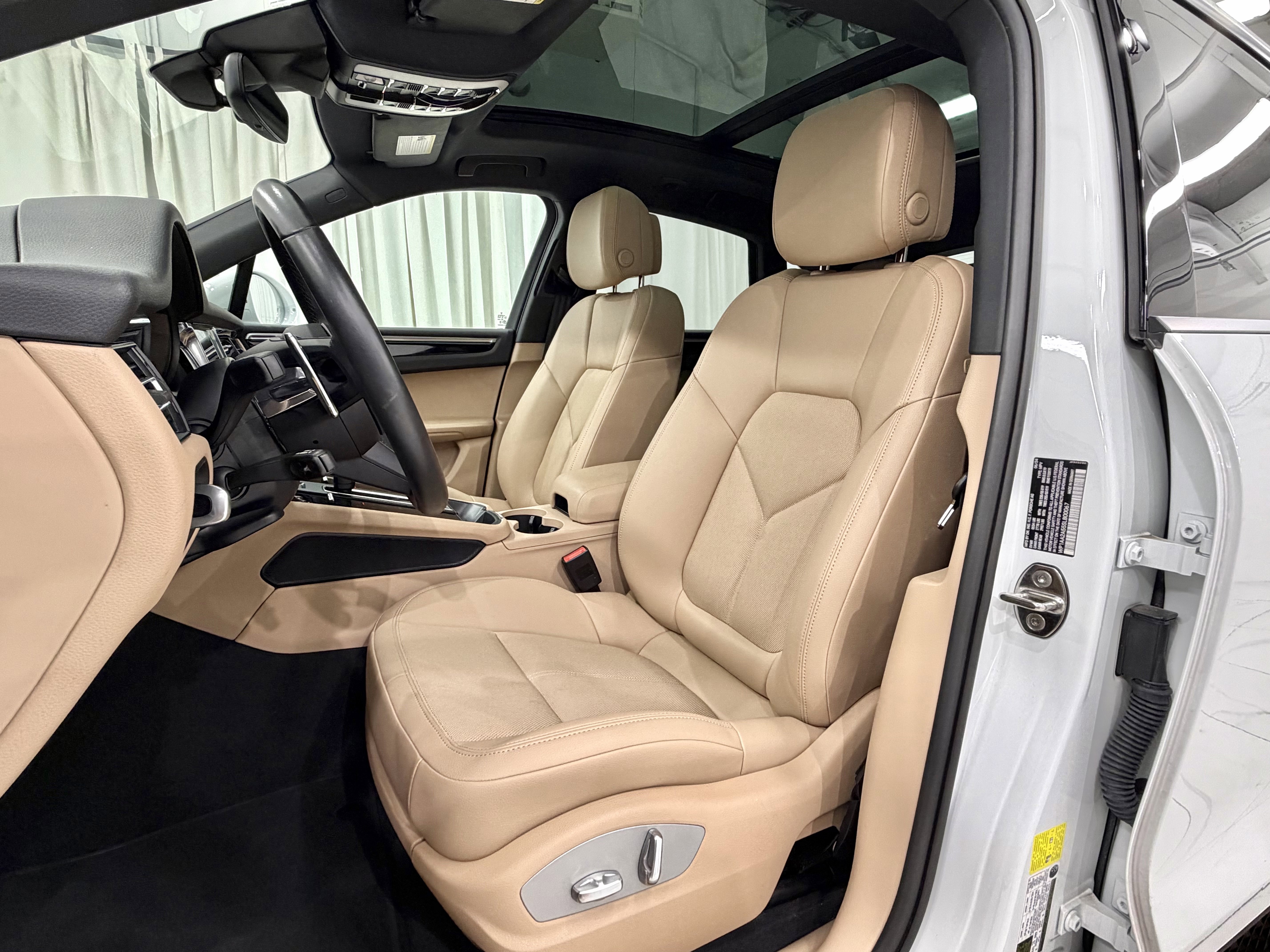 Certified 2025 Porsche Macan image 28