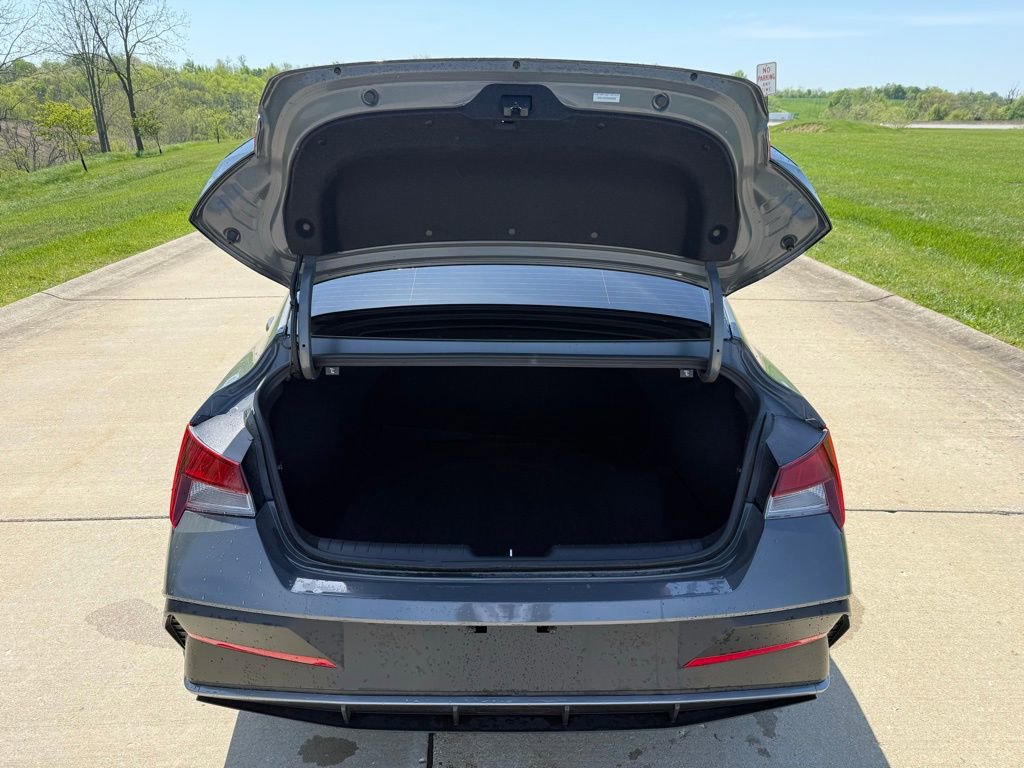 Used 2025 Hyundai Elantra Sport FWD image 5