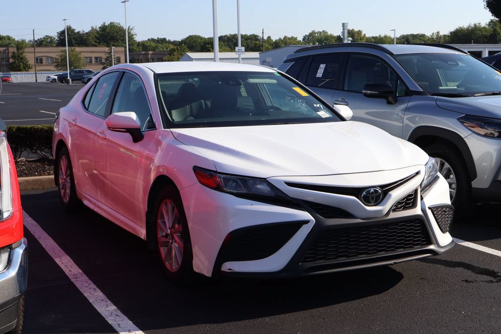 Used 2024 Toyota Camry SE FWD image 3