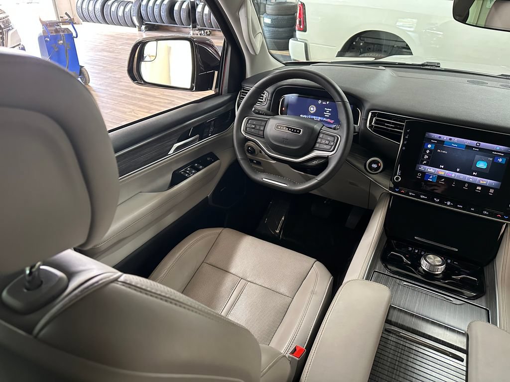 Certified 2024 Jeep Wagoneer Series III AWD/4WD image 15