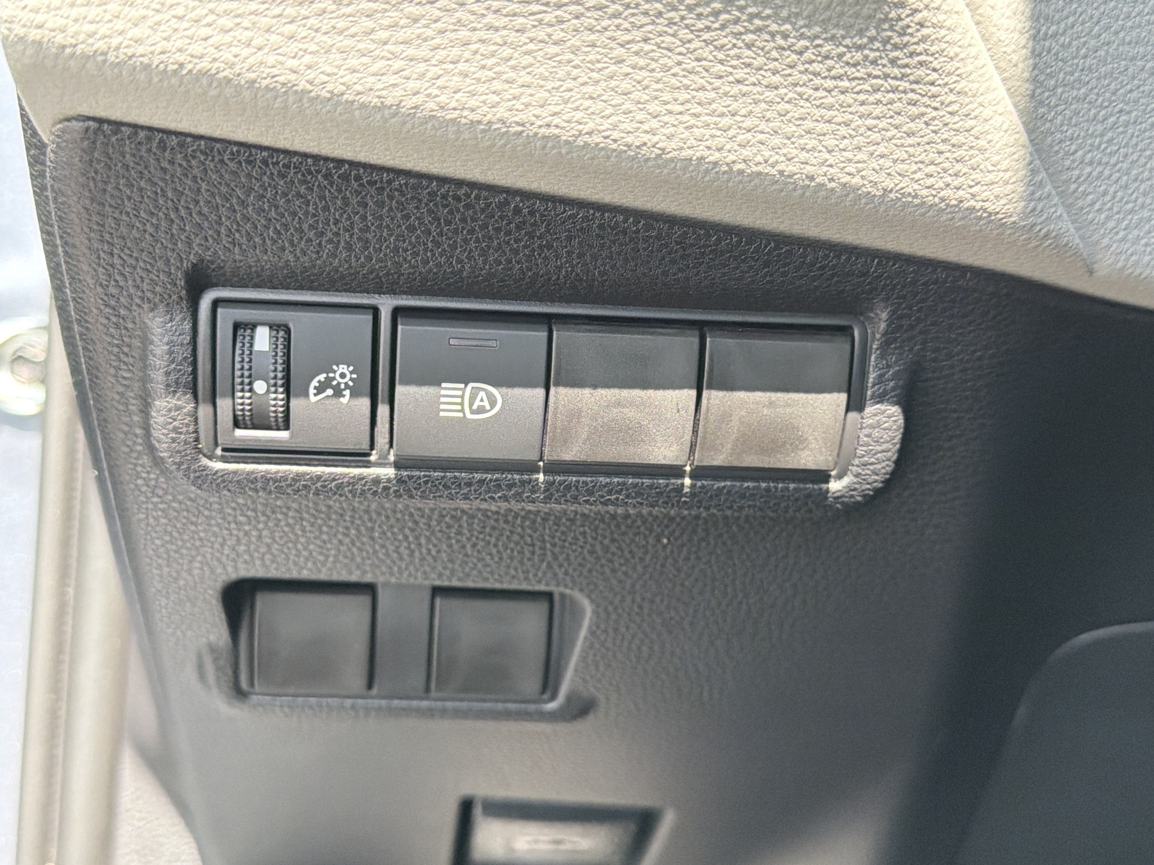 Used 2025 Toyota Corolla Cross L FWD image 38