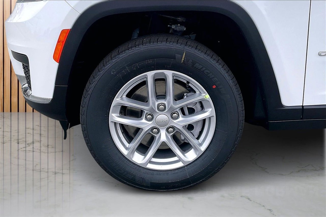 New 2025 Jeep Grand Cherokee L Laredo w/ Luxury Tech Group I image 33