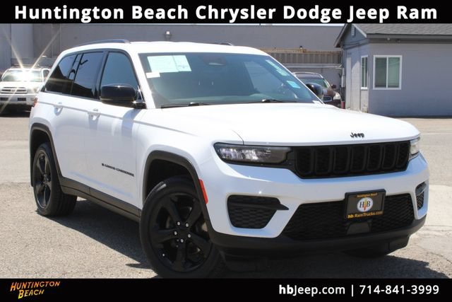 Used 2023 Jeep Grand Cherokee Altitude AWD/4WD image 1