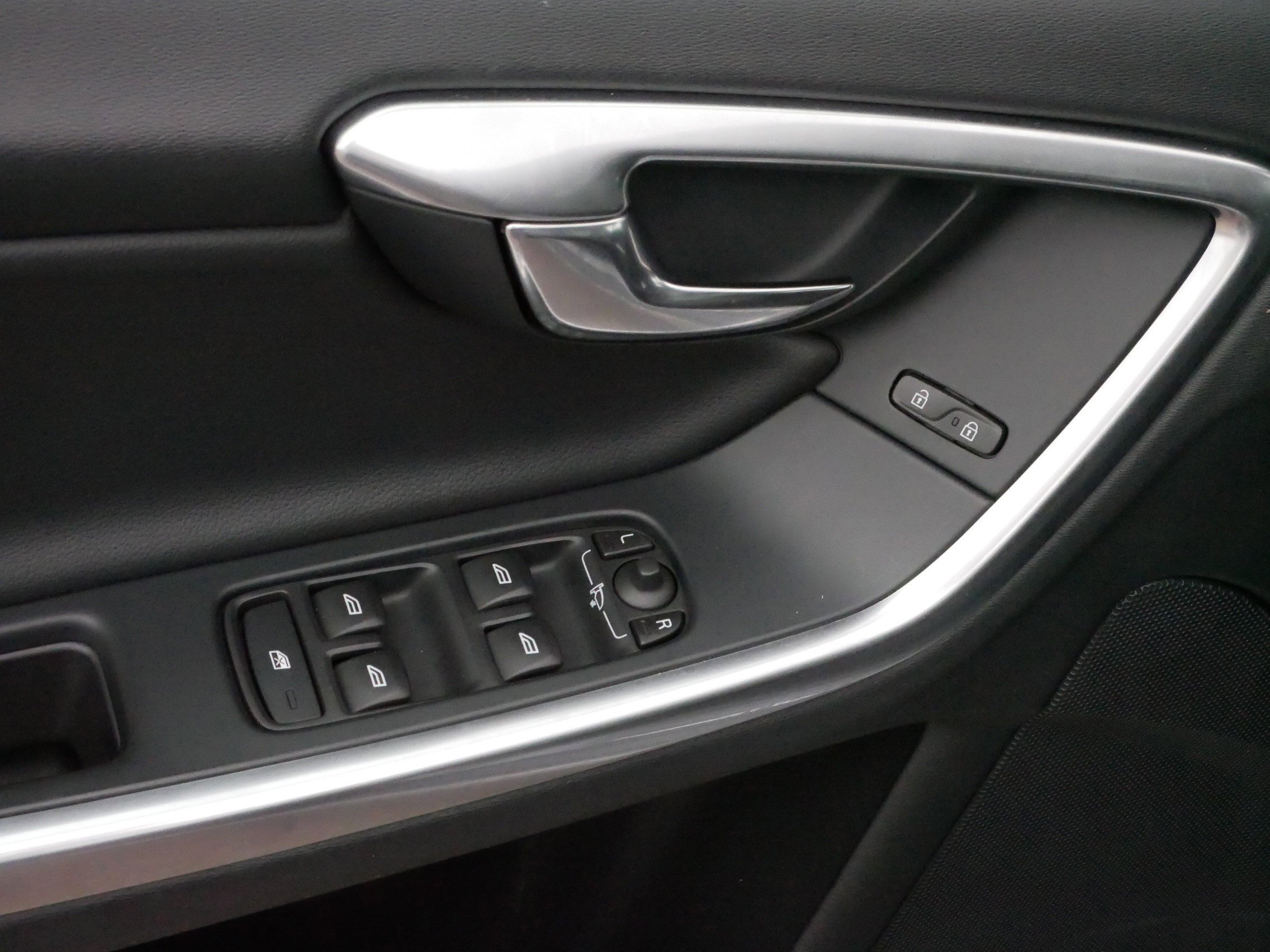 Used 2018 Volvo V60 T5 Cross Country w/ Convenience Package image 19