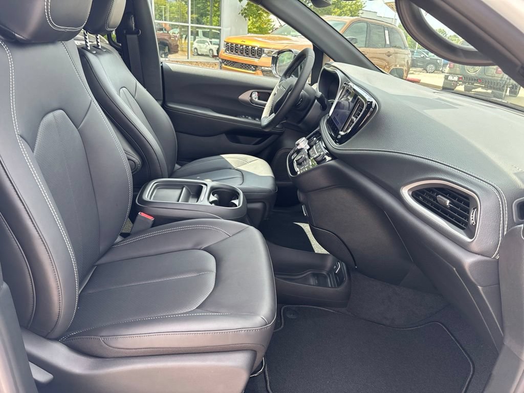 New 2027 Chrysler Pacifica Select FWD image 28