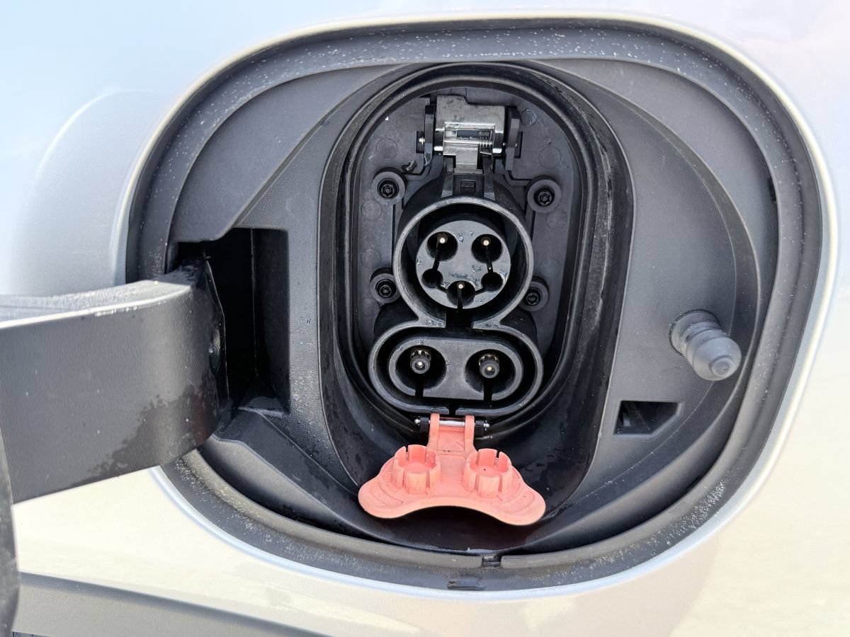 Used 2019 Chevrolet Bolt Premier w/ Infotainment Package FWD image 9