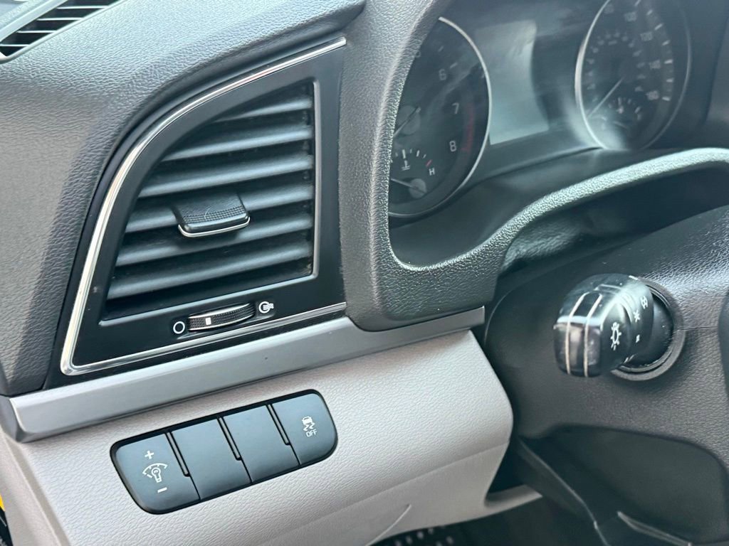 Used 2017 Hyundai Elantra SE image 18