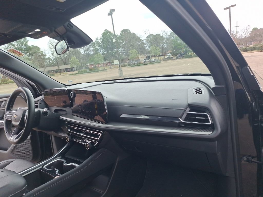 Used 2025 Chevrolet Traverse LT image 32