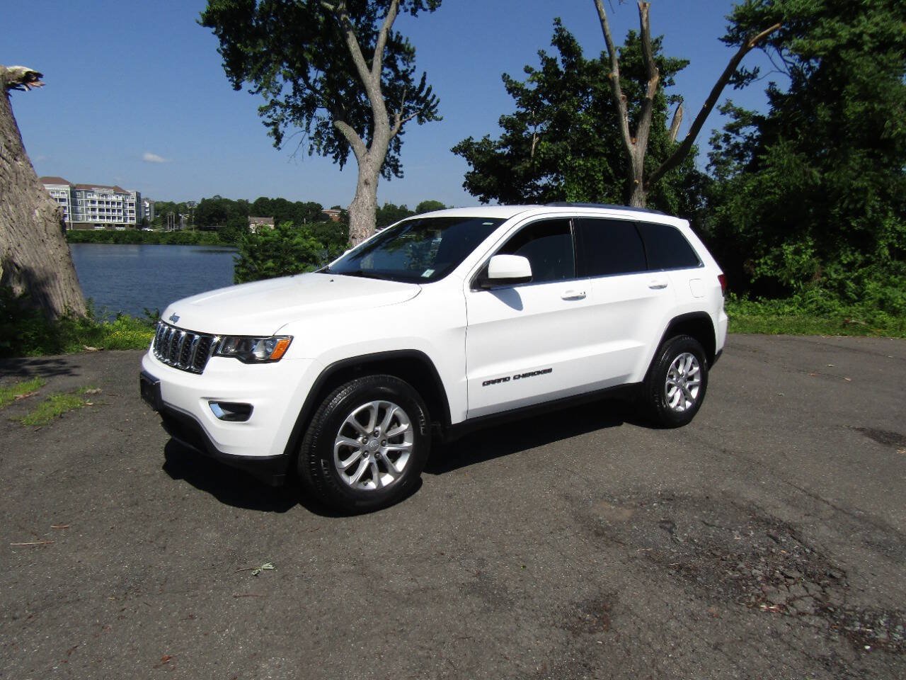 Used 2021 Jeep Grand Cherokee Laredo AWD/4WD image 37