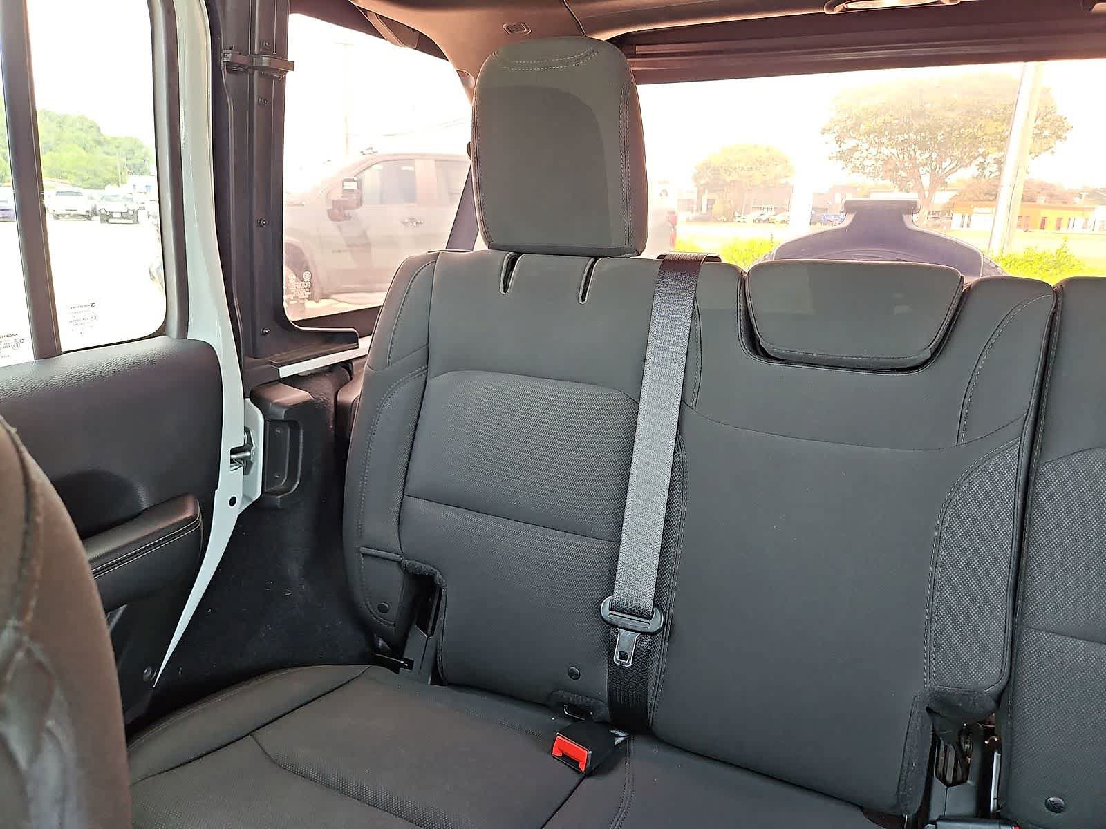 Used 2018 Jeep Wrangler Unlimited Sahara AWD/4WD image 13