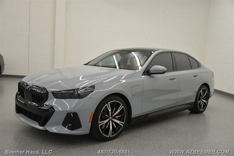 Used 2025 BMW 550e xDrive w/ Premium Package AWD/4WD image 4