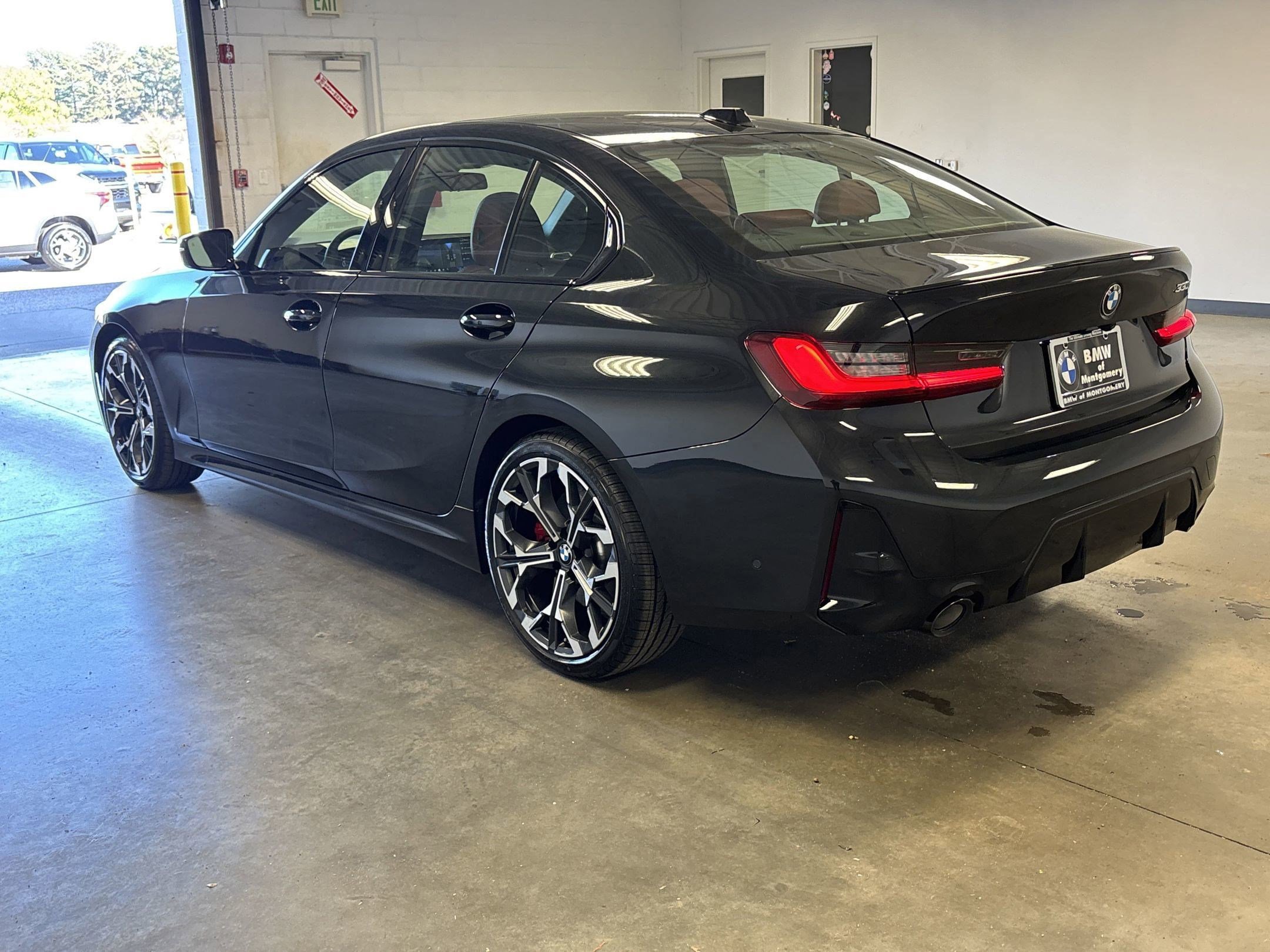 Used 2025 BMW 330i Sedan w/ M Sport Package image 2