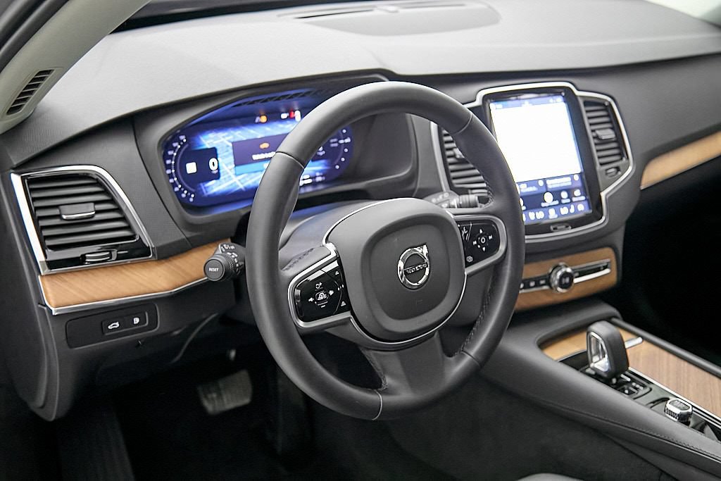 Certified 2025 Volvo XC90 T8 Plus w/ Protection Package Premier AWD/4WD image 13