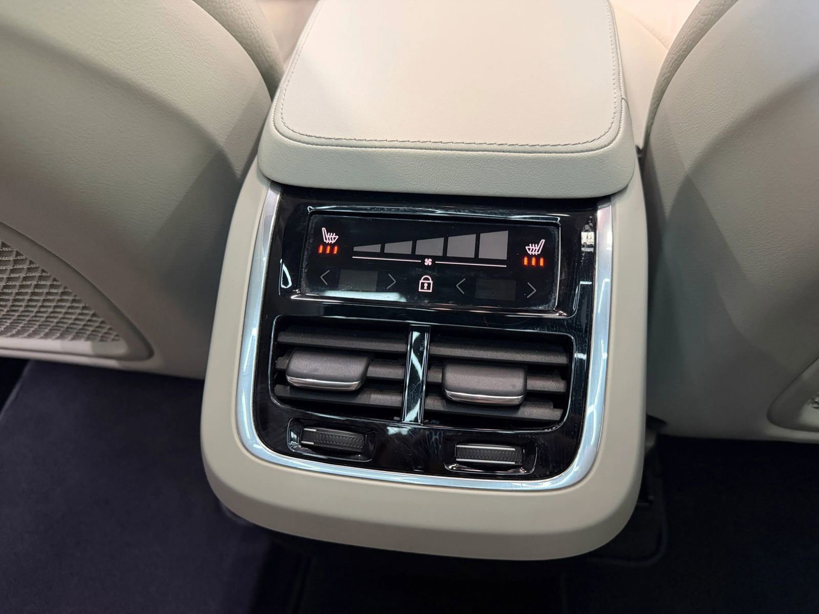 Used 2024 Volvo XC90 B5 Core AWD/4WD image 31