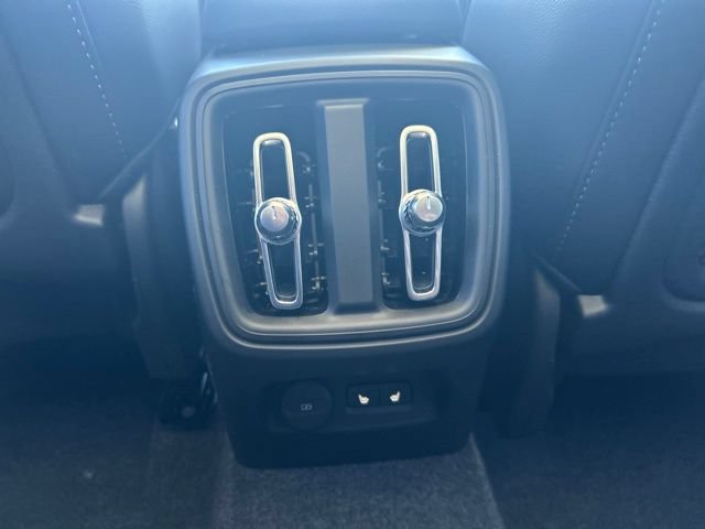 Certified 2025 Volvo XC40 B5 Plus AWD/4WD image 18