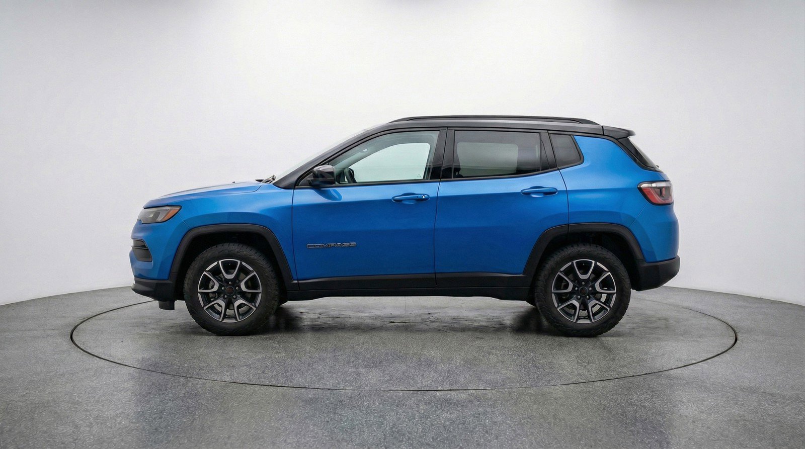 Used 2025 Jeep Compass Trailhawk image 5