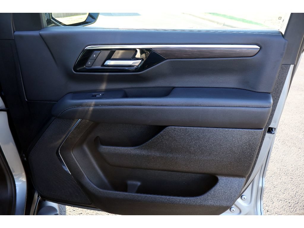 Used 2025 Chevrolet Tahoe Z71 AWD/4WD image 17