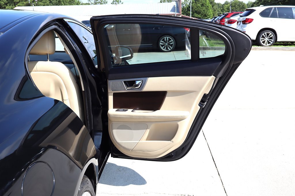 Used 2013 Jaguar XF RWD image 39
