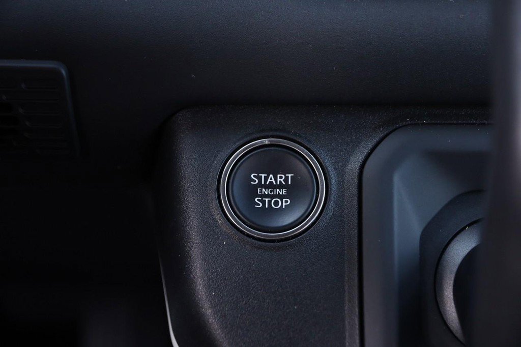 Used 2024 Land Rover Defender 110 SE image 17